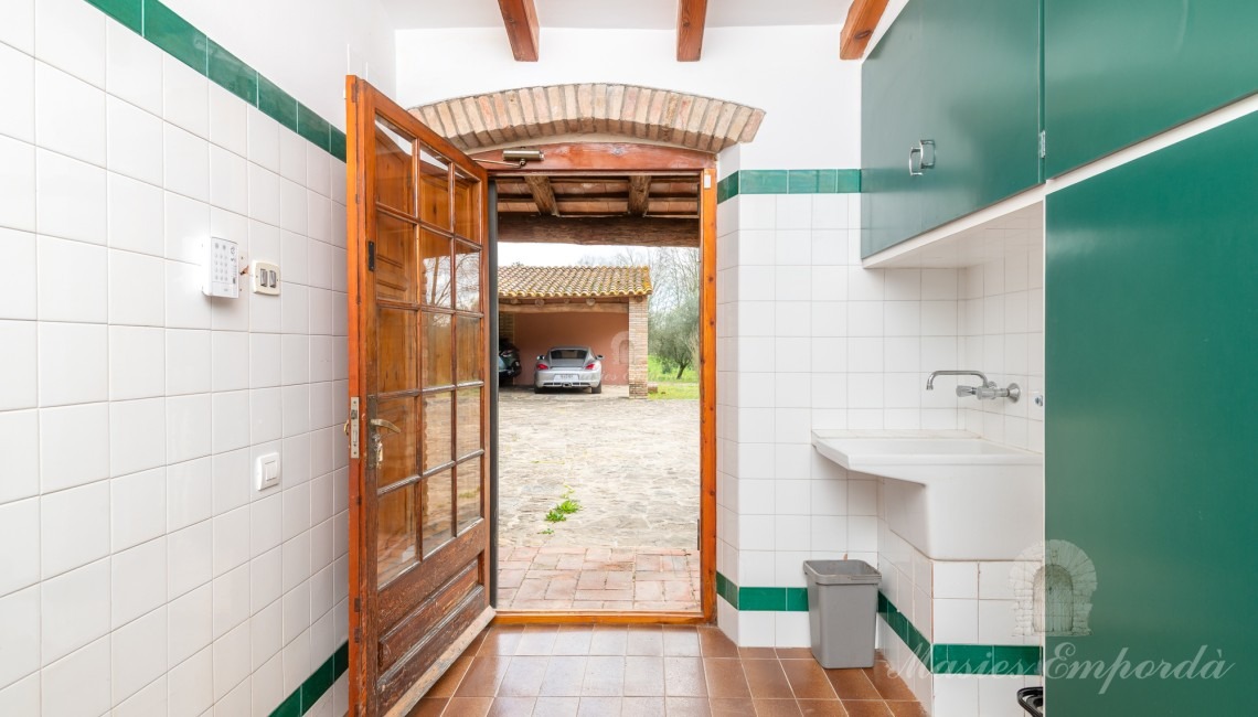 Nueva cocina de la masía con la salida directa al porche