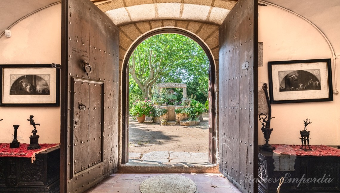 Puerta de entrada a la masía desde la parte interior