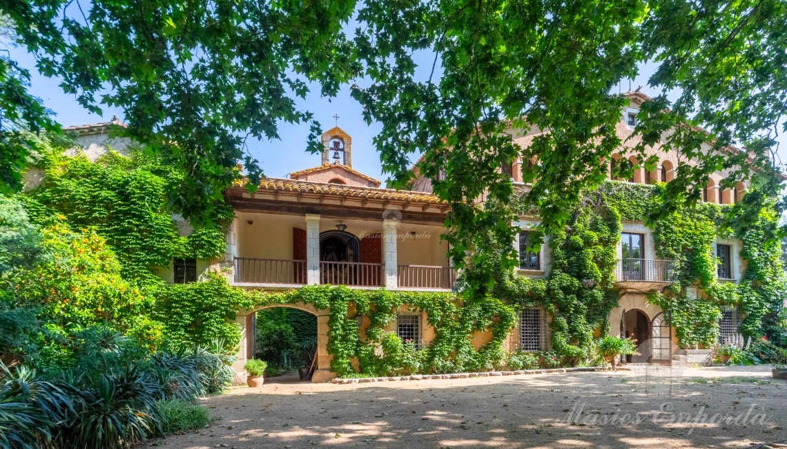 Fachada de la masía y jardín