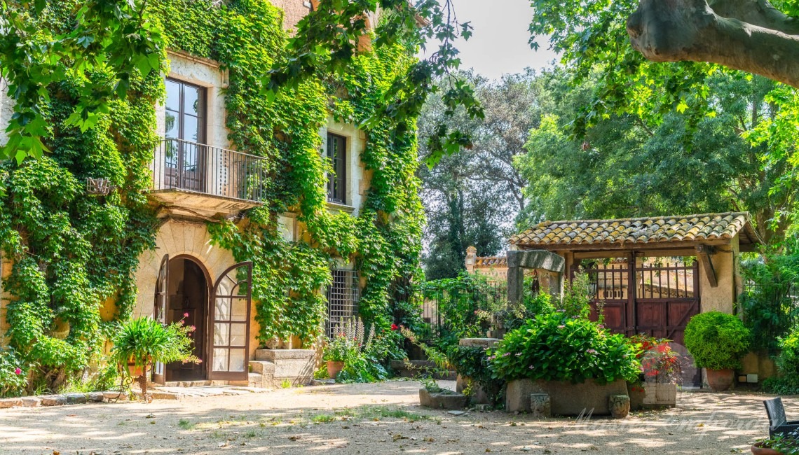 Fachada de la masía y jardín