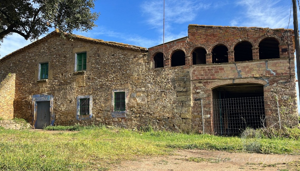 Vista de la fachada de la masía Vista de la fachada de la masía