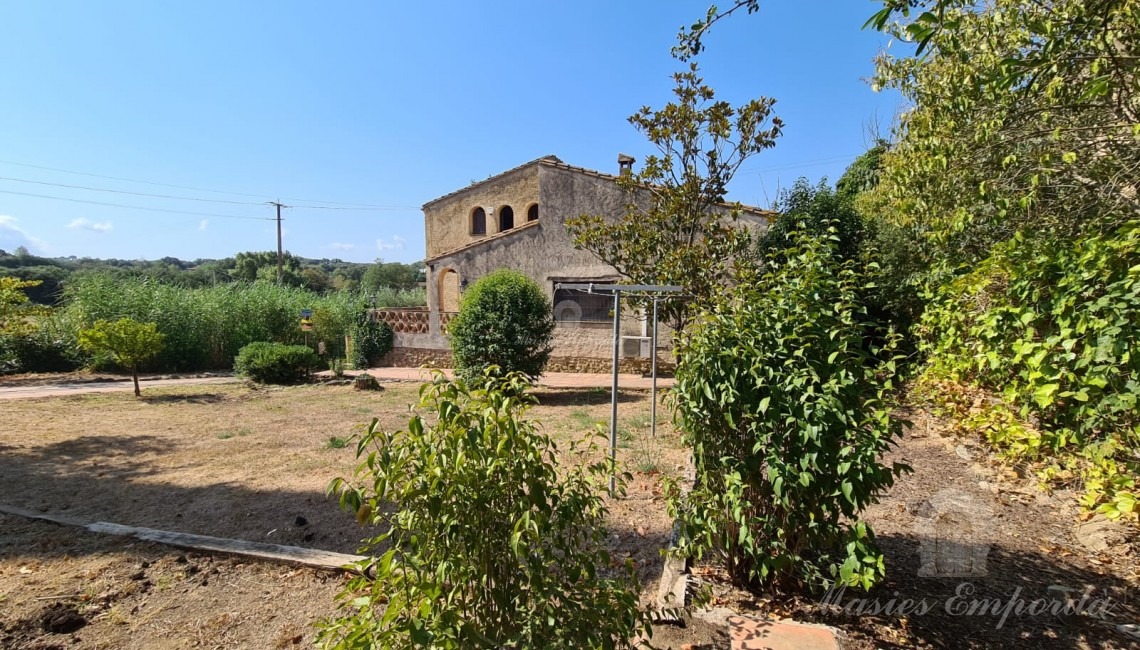 Vistas de la casa y el jardín Vistas de la casa y el jardín
