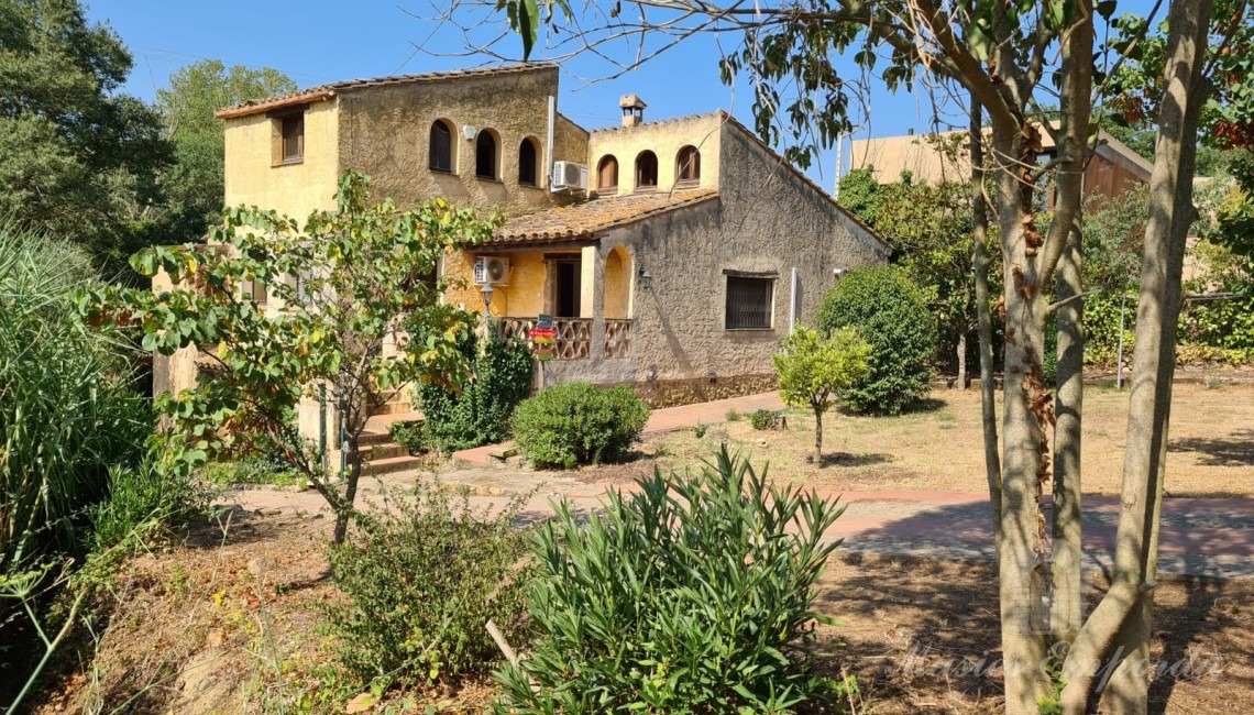 Vistas de la casa y el jardín Vistas de la casa y el jardín