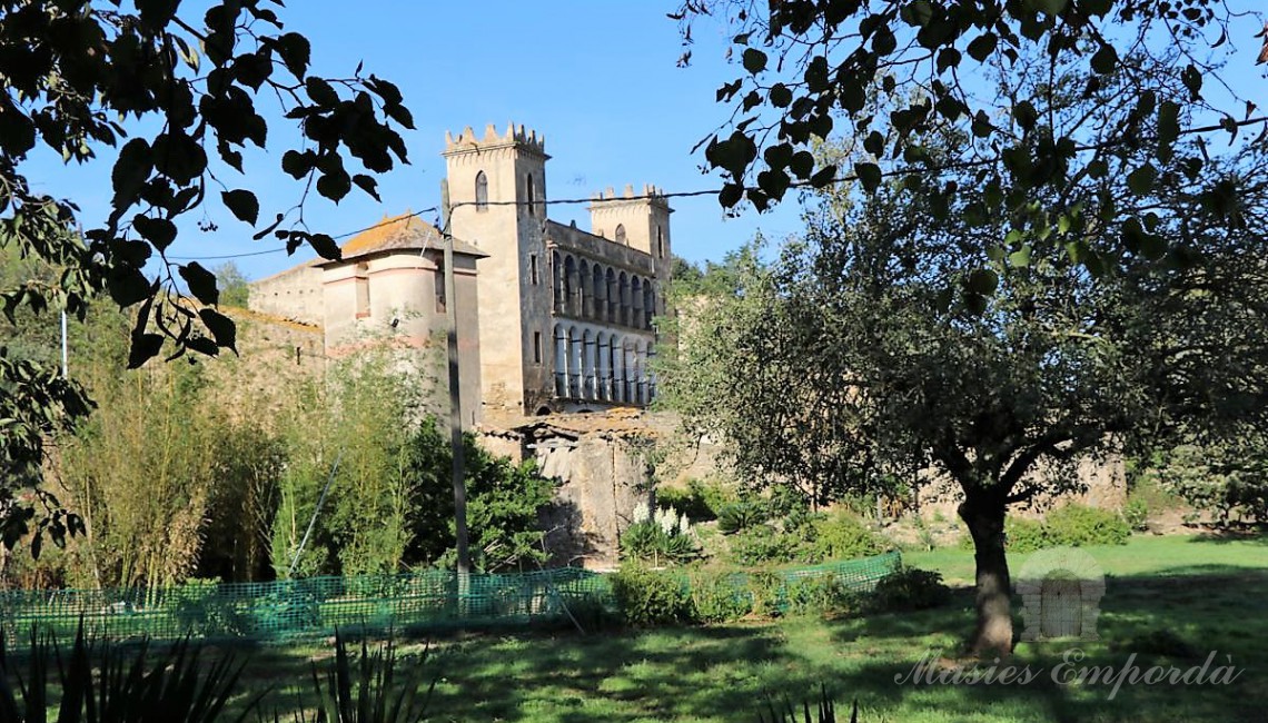 Desde otro ángulo vista general de la masía y anexos desde los campos de la propiedad