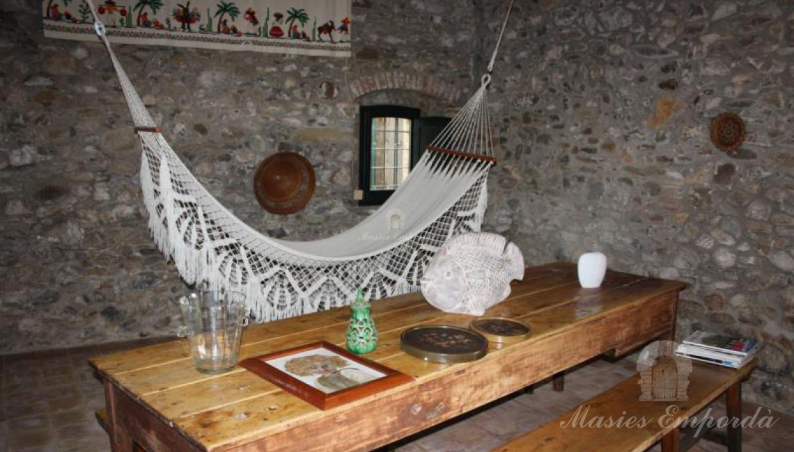 Detalle del salón rectangular con chimenea de la planta baja