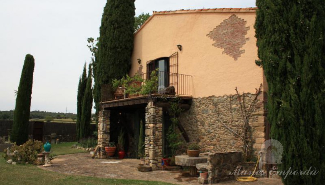 Vista de la fachada de la casa y parte del jardín 