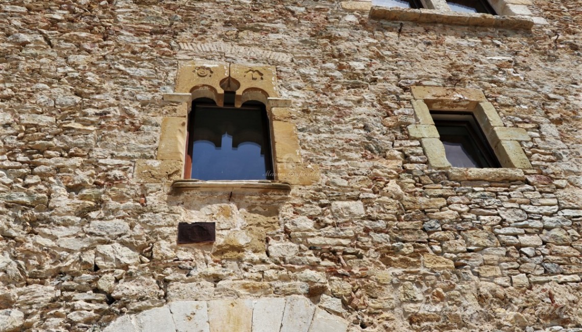 Detalle de las ventanas gótica de la fachada de la casa 