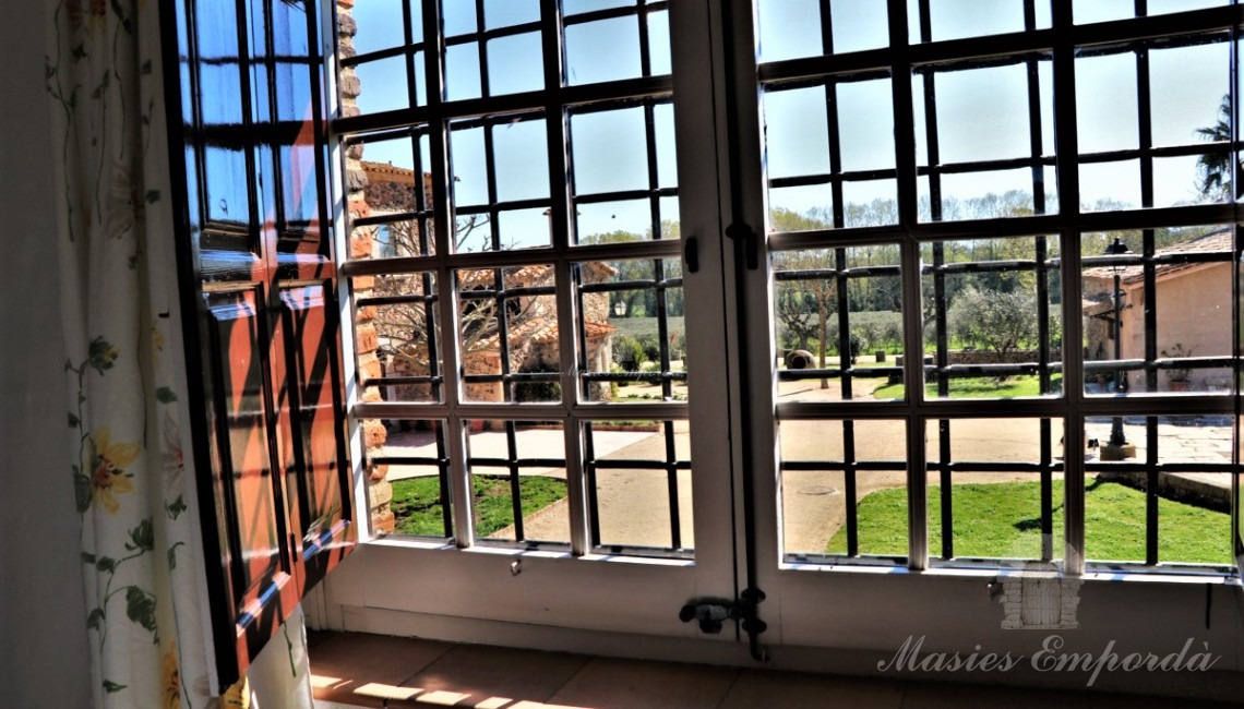 Vistas de la fachada de la masía desde la habitación de la casa de invitados 