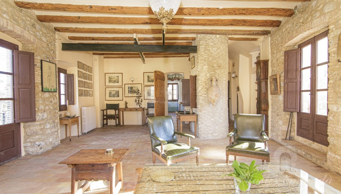 Salón de estar con chimenea