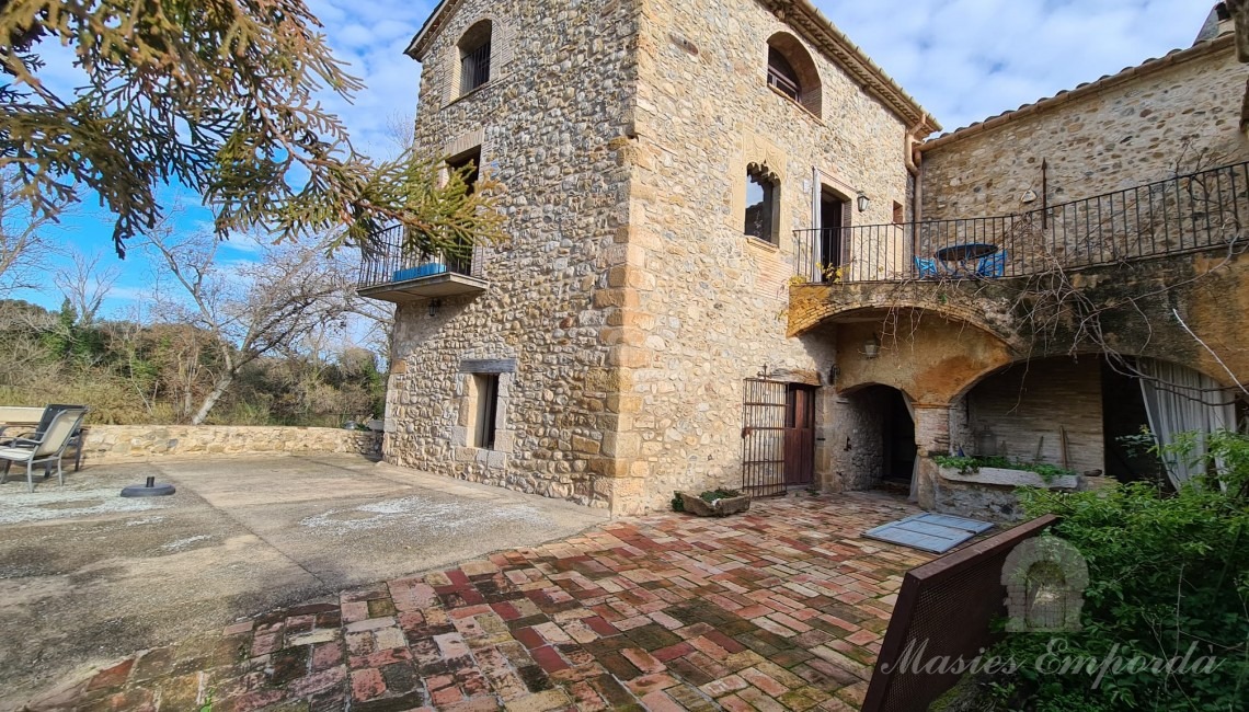 Fachada y terraza