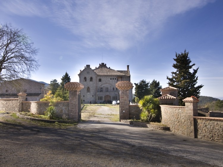 Vistas de la entrada al castillo y la masía