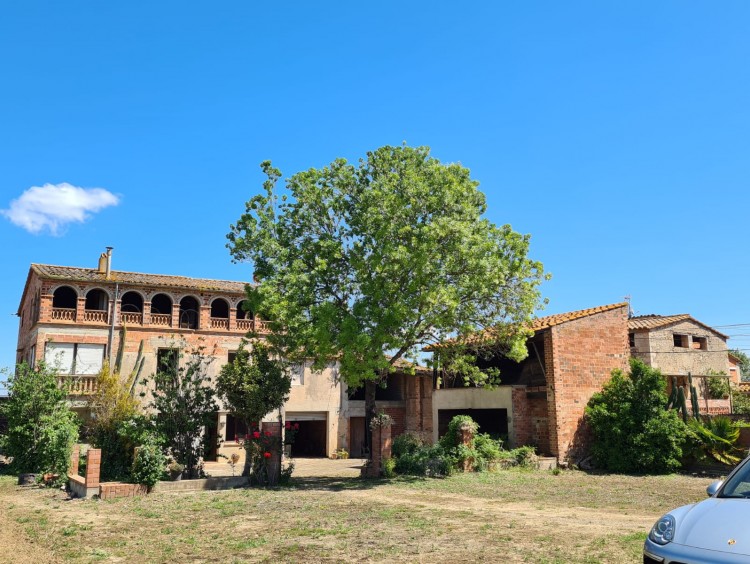 Vista de la fachada de la masía