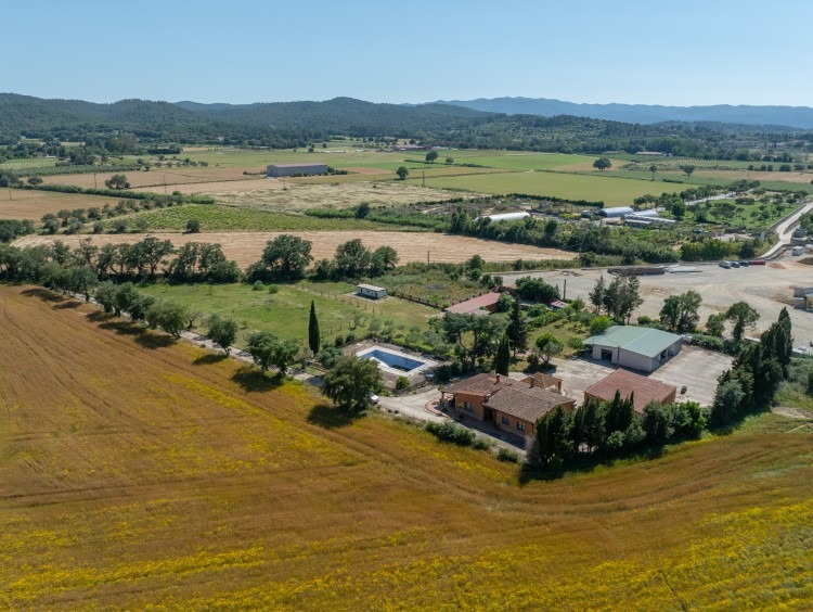 Vista general de la casa y la parcela