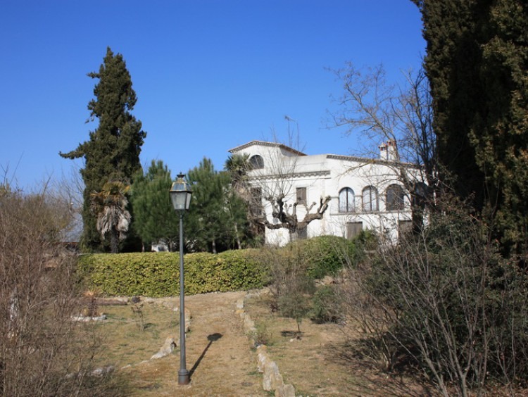 Fachada de la casa vista desde el jardín que la rodea