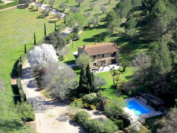 Vista aérea de la casa y el jardín que la rodea. 