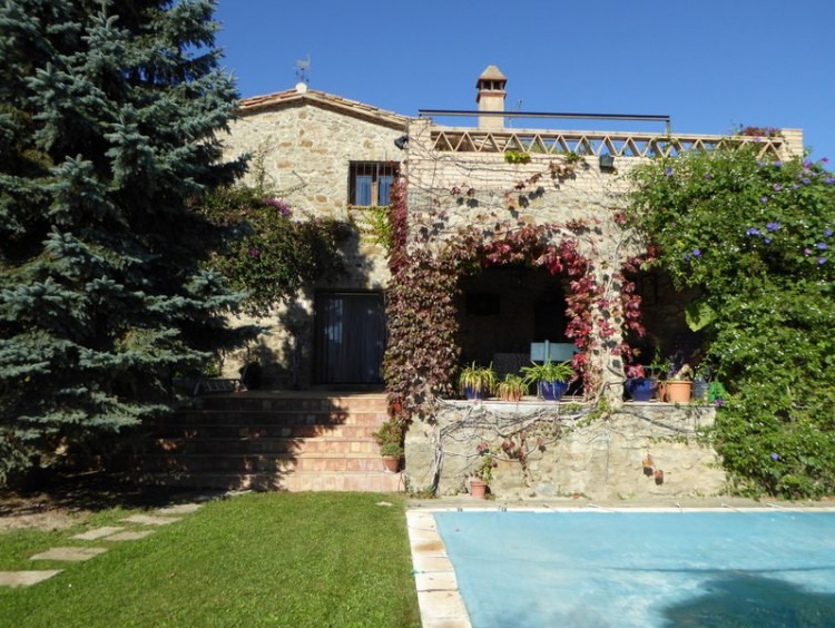 Vista de la fachada principal con jardin de la casa