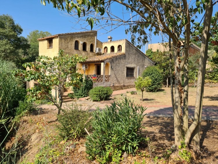 Vistas de la casa y el jardín 