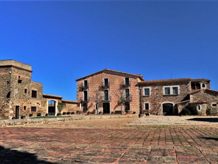 Vista de la fachada principal de la masía 