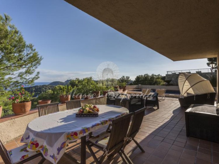 Terraza de la casa con vistas a las calas del entorno. 