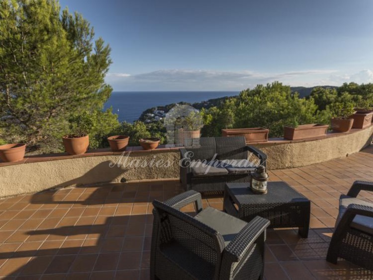 Terraza de la casa con vistas a las calas y el mar. 