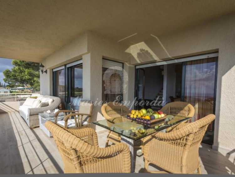 Terraza  en la planta segunda de la casa con vistas a las calas del entorno 