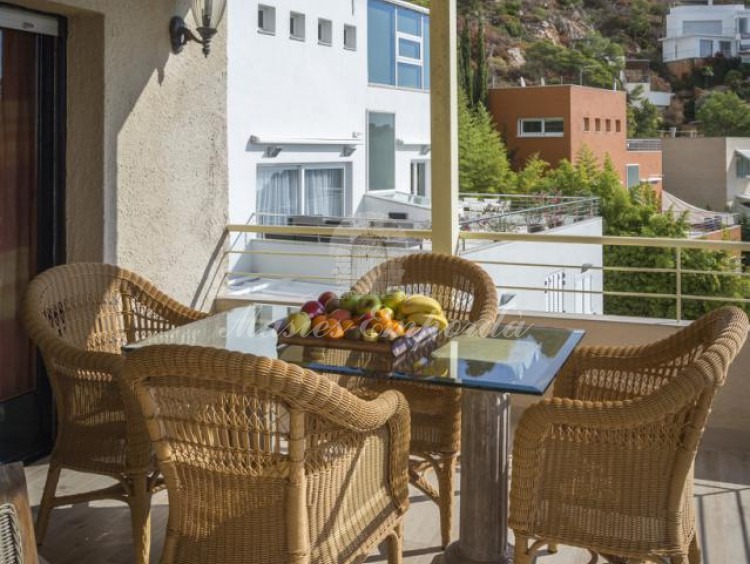 Terraza en la planta segunda de la casa con vistas a las calas del entorno 