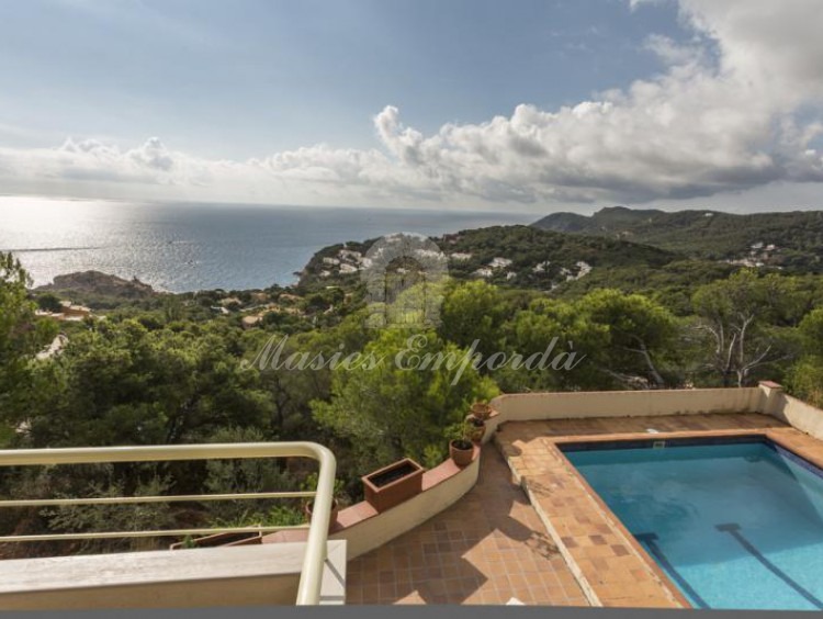 Espectaculares vistas del mar y calas de Aigua Gélida desde la terraza de la planta dos de la casa.  