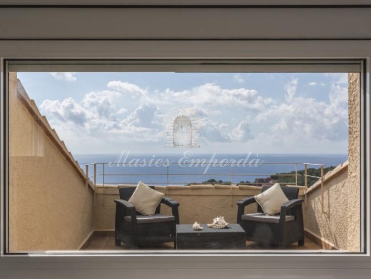 Vista de la terraza privada y el mar desde el interior de una de las suites de la casa 