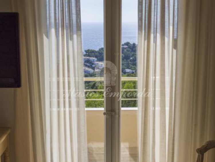 Detalles de la perspectiva de un de las suites de la casa con la terraza privada al fondo con vistas a la calas y al mar. 