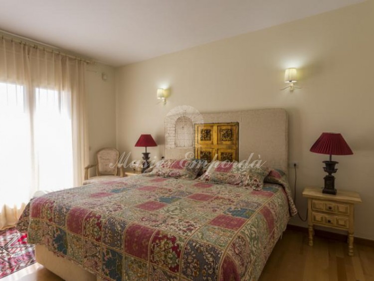 Detalles de la perspectiva de un de las suites de la casa con la terraza privada al fondo con vistas a la calas y al mar. 