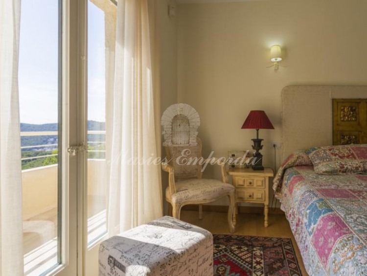 Detalles de la perspectiva de un de las suites de la casa con la terraza privada al fondo con vistas a la calas y al mar. 
