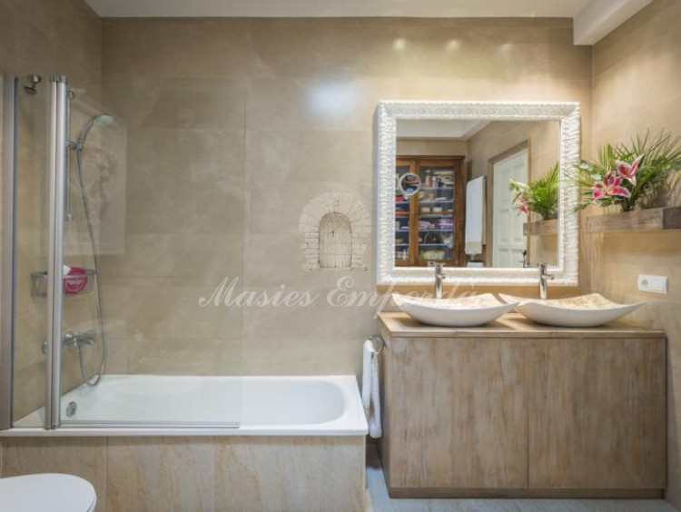 Baño completo de una de las suites. 