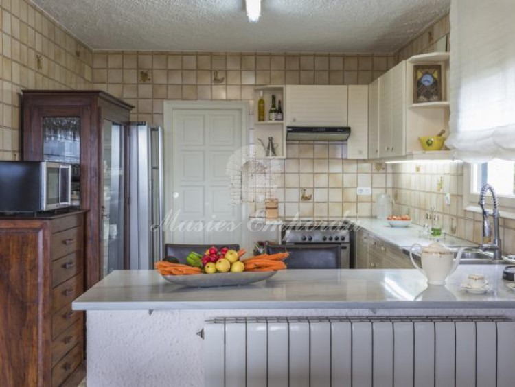  Vista general de la cocina con la despensa y la sala de máquinas al fondo. 