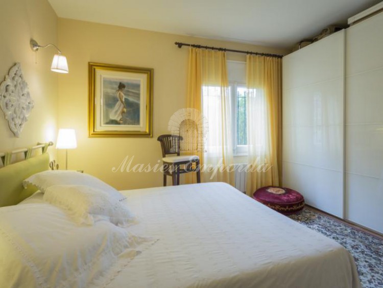 Perspectiva de un de las suites de la casa 
