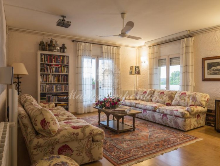 Salón de la planta tercera con acceso a la tarraza y el jardín. 