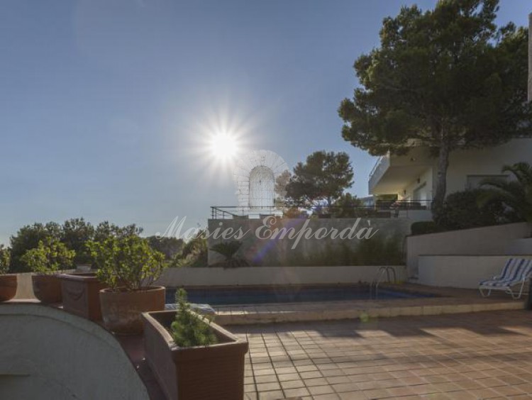 Terraza de la casa con vistas a la piscina. 