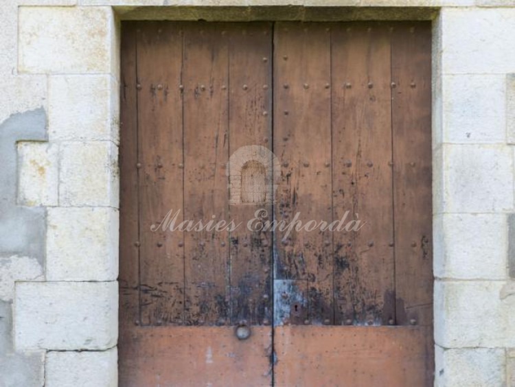 Portón de madera de la fachada de acceso a la casa 