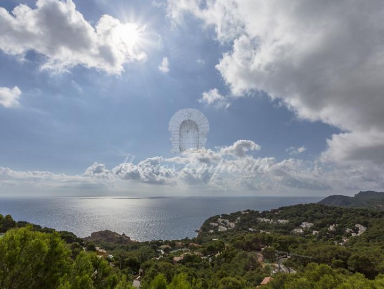 Panorámica de la costa y el mar desde la terraza  