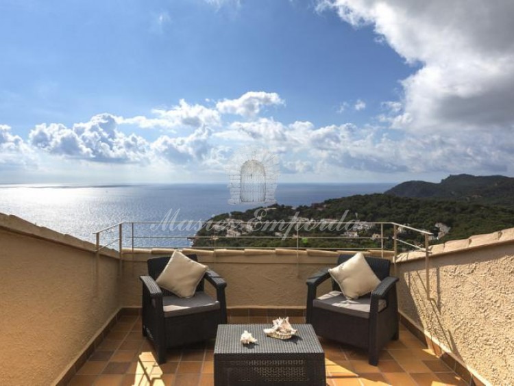 Vista desde la terraza de la primera planta del entorno, mar, montañas, calas 