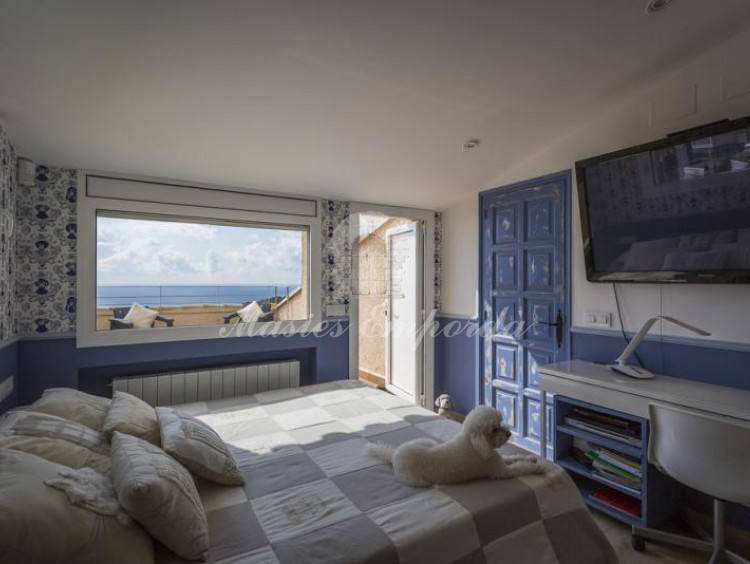 Detalles de la perspectiva de un de las suites de la casa con la terraza privada al fondo con vistas a la calas y al mar. 