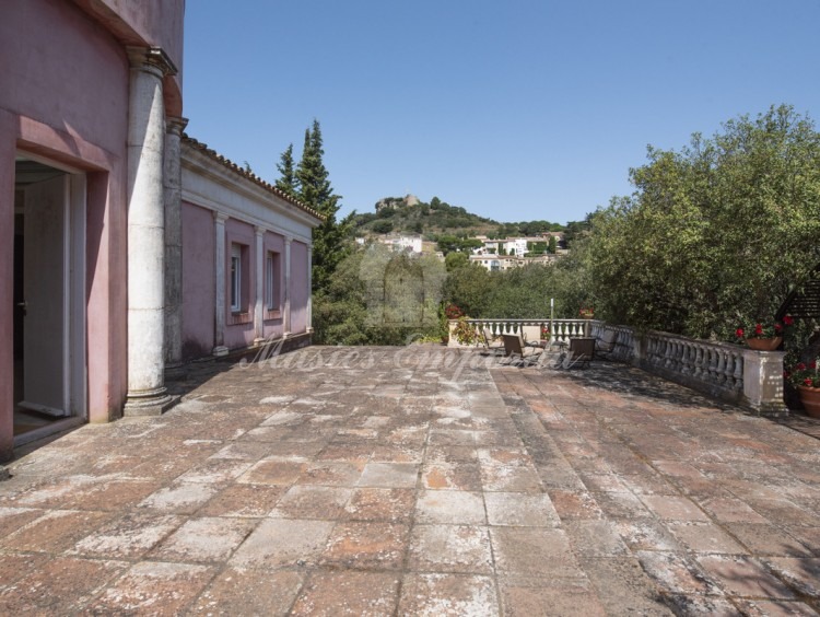 Fachada de la casa y terraza