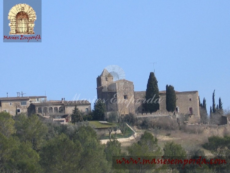 Vista general del castillo y la iglesia