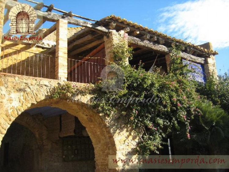 Detalle de los arcos de planta baja y la terraza de la casa 