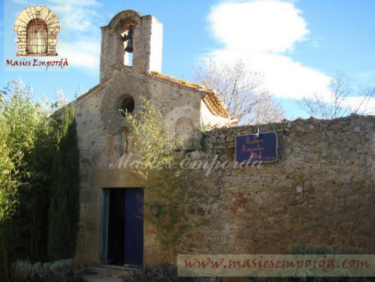 Vista de la fachada de la iglesia 
