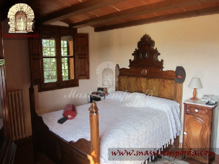 Una de las habitaciones dobles de la casa con techo con bovedilla y vigas de madera 