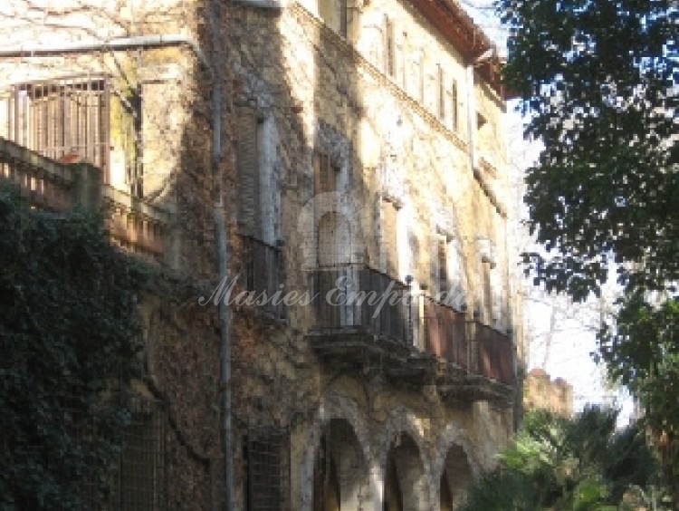 Detalle de las fachada principal de la casa 
