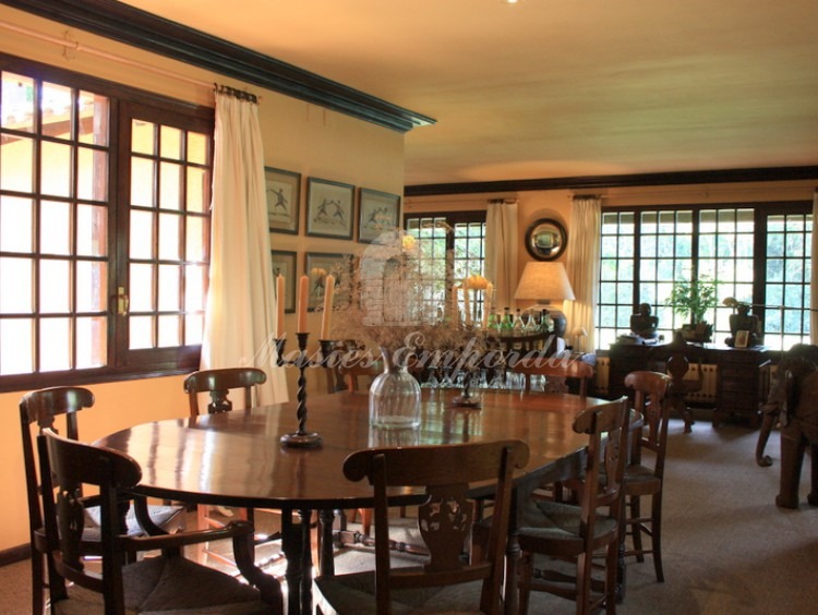 Comedor principal de la casa con visitas al jardín 