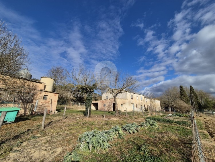 Vista del lateral de la masía y las cuadras