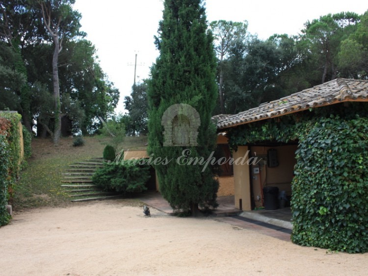 Vista del garaje de la casa por la parte posterior del jardín 