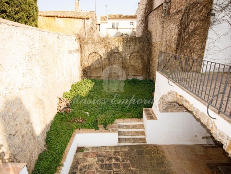 Escalera de acceso al jardín de la primera planta 